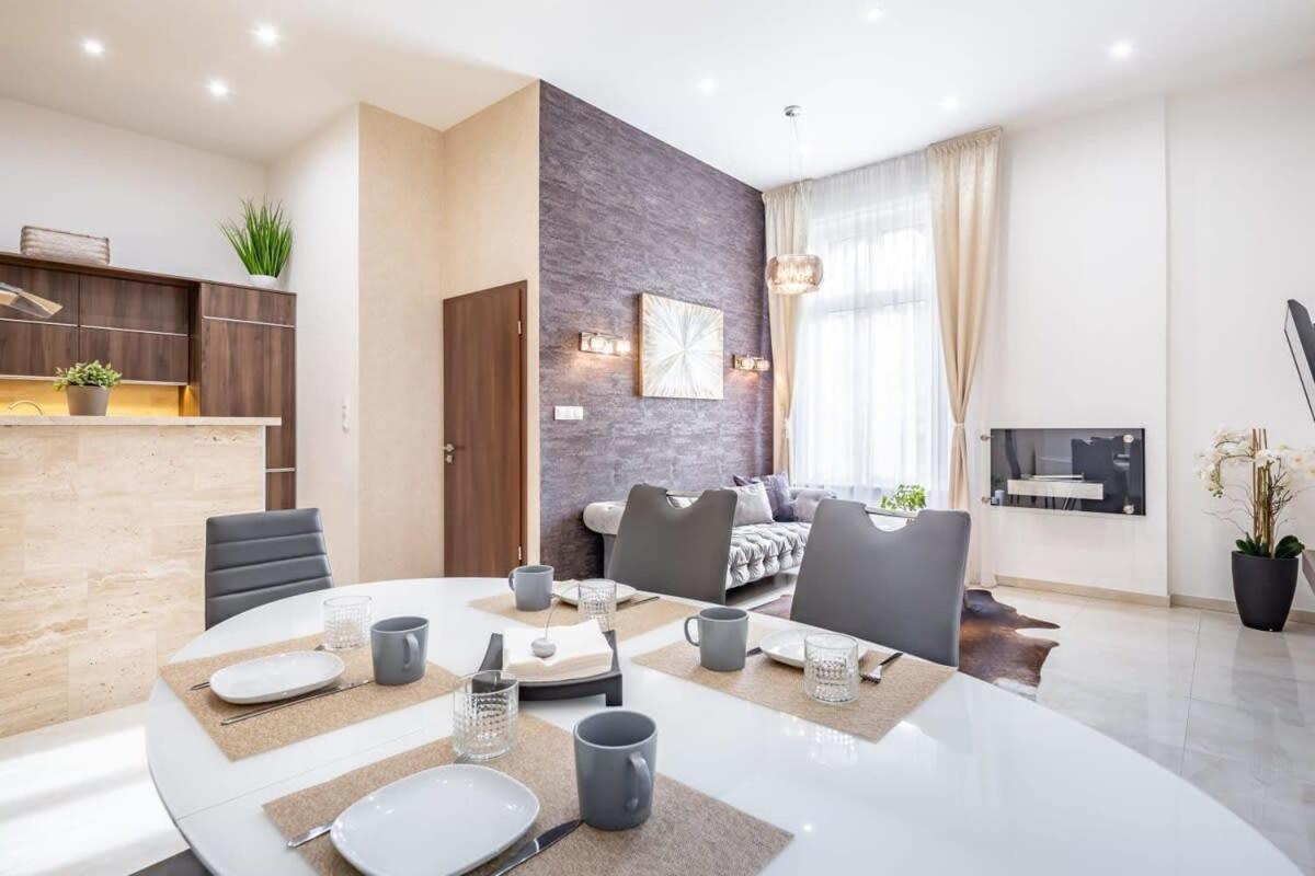 Apartamento Splendid Perfectly Located Flat With Sauna Budapest Exterior foto
